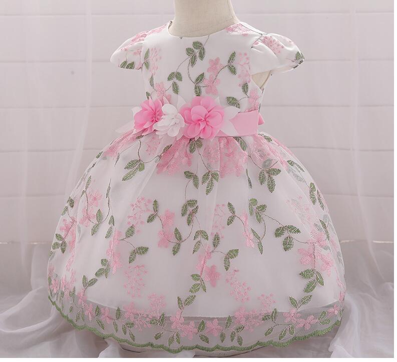 the tilted view of the children's birthday party wedding dress fluffy skirt 
